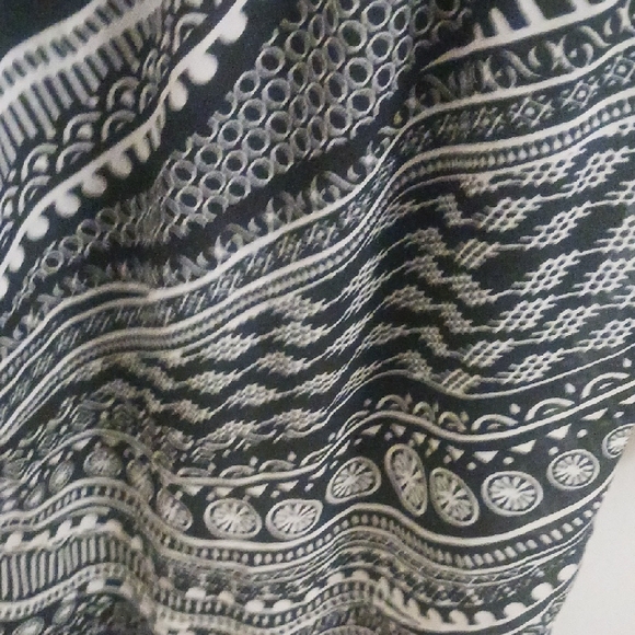 Elegant Black and Gray Patterned Maxi Dress - Picture 5 of 10